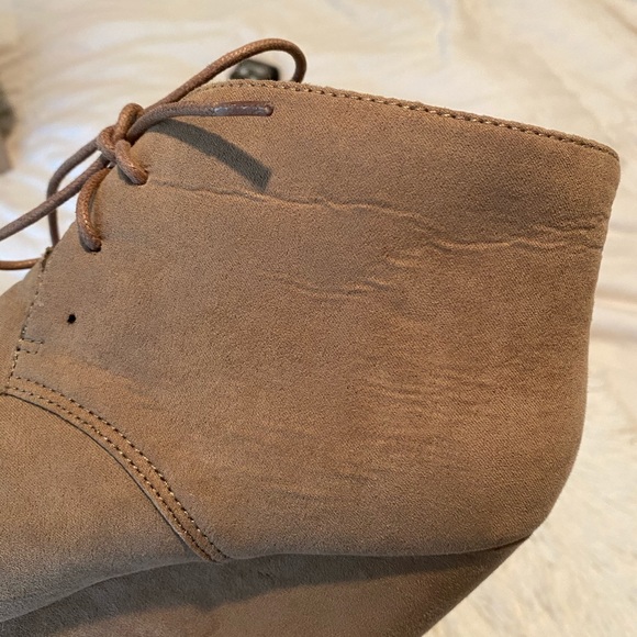 ๐ Bella Marie Taupe Suade Wedge Tie Boots 8.5 - Picture 11 of 11